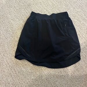 Lululemon Women's Hotty Hot Hr Tennis Skirt, black size 6. Excellent condition.